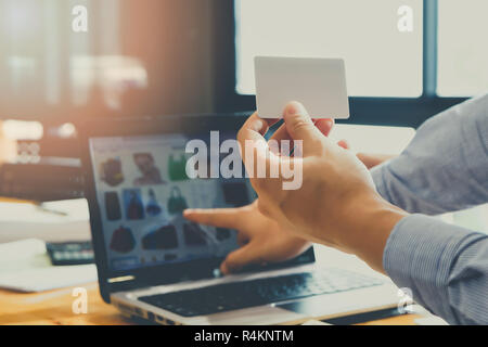 Unternehmer, die Kreditkarte und mit Laptop. Die Zahlung beim Online shopping. E-Commerce und moderne Technik Konzept Stockfoto