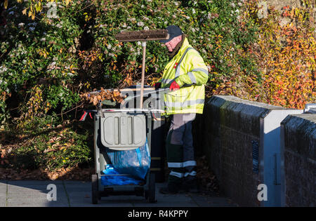 Biffa Arbeiter oben Clearing gefallenen Blätter im Herbst in West Sussex, England, UK. Stockfoto