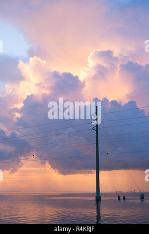 Freileitungen über den Ozean, Florida, Usa Stockfoto