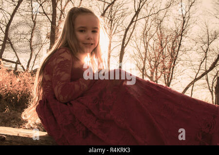 Eine brünette Modell in Wald im roten Kleid einfache Schönheit und Grazie mit der Eleganz einer Prinzessin in den Wäldern mit oder ohne Wasserzeichen verfügbar Stockfoto