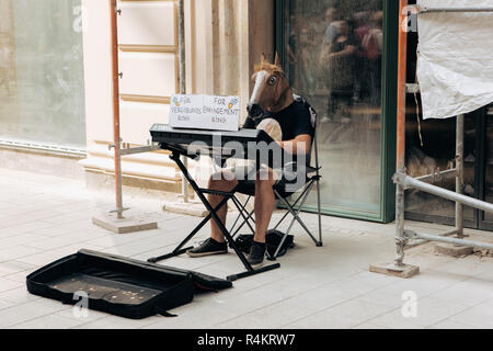 Deutschland, Leipzig, 6. September 2018: eine kreative Musiker mit Kopf spielt von einem Pferd auf einem Synthesizer auf der Leipziger Straße, um Geld für einen Verlobungsring zu sammeln. Stockfoto