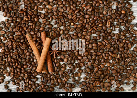 Zimtstangen und Sternanis auf dem Kaffee Hintergrund Stockfoto