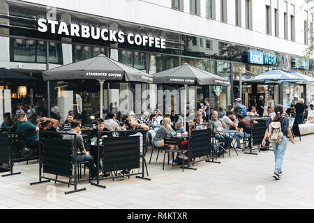 Deutschland, Leipzig, 6. September 2018: Starbucks Street Coffee Shop in Leipzig. Weltweit populär Coffee Shops Stockfoto