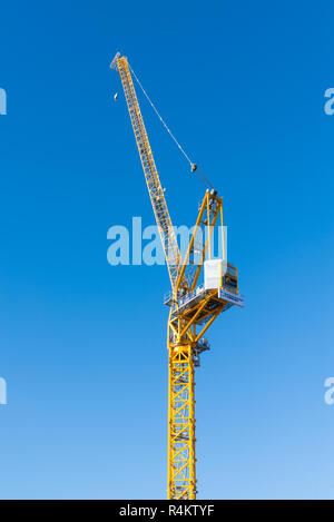 Tall Yellow Crane gegen klaren dunklen blauen Himmel eingestellt Stockfoto