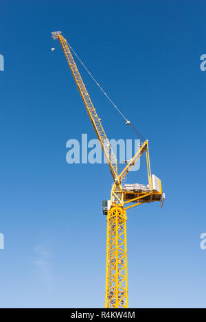 Tall Yellow Crane gegen klaren dunklen blauen Himmel eingestellt Stockfoto