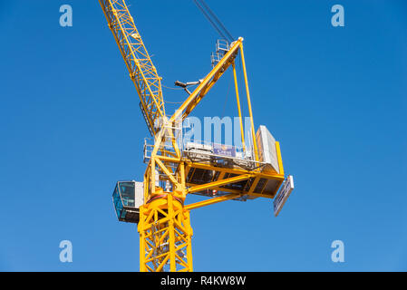 Tall Yellow Crane gegen klaren dunklen blauen Himmel eingestellt Stockfoto