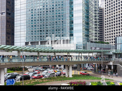 Erhöhte Gehwege Gebäude anschließen nehmen Fußgänger über den Verkehr in Central Hongkong's Area zu Sicherheit, Hong Kong Island, Hong Kong, China Stockfoto