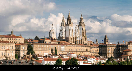 Santiago de Compostela ansehen und beeindruckende Kathedrale von Santiago de Compostela mit der neuen restaurierten Fassade Stockfoto