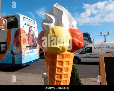 AJAXNETPHOTO. WORTHING, England. - Am Meer - riesige KUNSTSTOFF EIS CORNET IN DER NÄHE DES MEER UND DOME KINO. Foto: Jonathan Eastland/AJAX REF: GR 132605 4407 Stockfoto