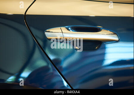 Chrome metallische griff der neue blaue Auto closeup. auto Autohaus Stockfoto