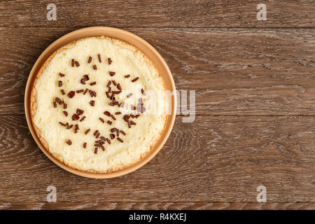 Hausgemachter Käsekuchen bestreut mit Chocolate Chips auf einer hölzernen Hintergrund. Ansicht von oben und Platz kopieren Stockfoto