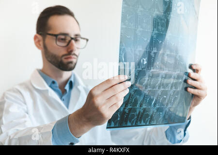 Junge Arzt bei der Magnetresonanztomographie Schuß des Kniegelenk suchen. Meniskus Verletzungen. verschwommen Stockfoto