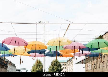 Viele bunte Sonnenschirme hängen Overhead. Kreative Idee. Stockfoto