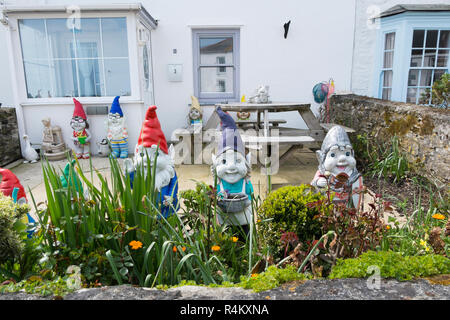 Eine Sammlung von gnomen in einem Vorgarten im Portscatho an der Südküste von Cornwall, England, Großbritannien Stockfoto