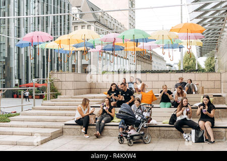 Deutschland, Leipzig, September 6, 2018: Kreative cafe in Leipzig. Viele bunte Sonnenschirme hängen Overhead. Menschen entspannen, plaudern und Essen Stockfoto