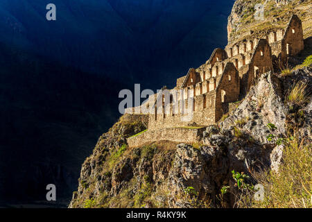 Pinkuylluna, Ruinen der alten Inka-Lager befindet sich in den Bergen, Sacred Valley, Ollantaytambo, Peru Stockfoto