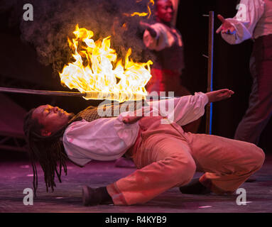 Limbo Tänzer führt während eines Teils des Berserker Bühnenshow auf dem Festival Theater in Edinburgh. Stockfoto