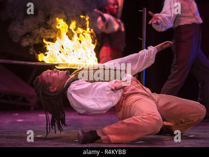 Limbo Tänzer führt während eines Teils des Berserker Bühnenshow auf dem Festival Theater in Edinburgh. Stockfoto