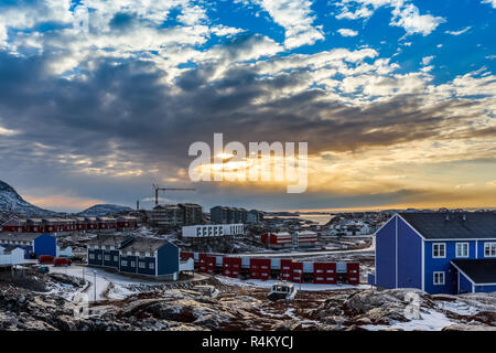 Arktische Häuser wachsen auf den felsigen Hügeln im Sonnenuntergang Panorama. Nuuk, Grönland Stockfoto