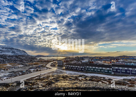 Arktische Straßen mit Häusern auf den felsigen Hügeln im Sonnenuntergang Stadtpanorama. Nuuk, Grönland Stockfoto