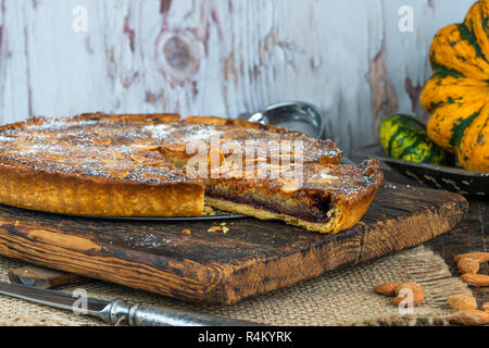 Traditionelle Hause gebacken Bakewell tart auf rustikalen Holzbrett Stockfoto