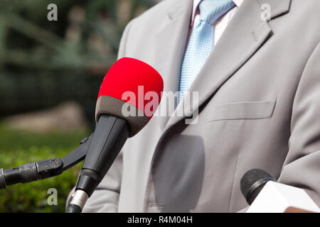 Drücken Sie Interview mit Geschäftsmann oder Politiker Stockfoto