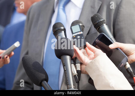 Medien Interview. Drücken Sie die Taste Konferenz. Mikrofone. Stockfoto