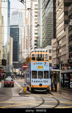 Street Scene mit Straßenbahnen in Sheung Wan, Hong Kong Stockfoto