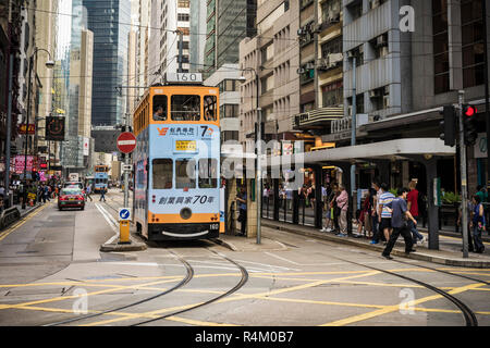 Street Scene mit Straßenbahnen in Sheung Wan, Hong Kong Stockfoto