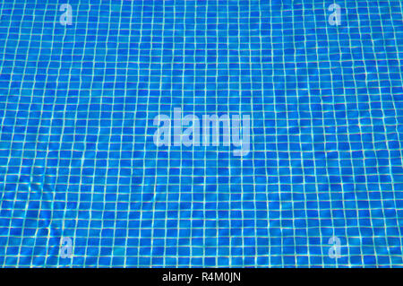 Detail der Mosaik Fliesen in einem Schwimmbad durch wellige Wasser gesehen. Stockfoto