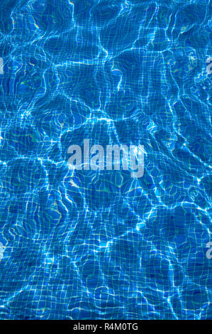 Detail der Mosaik Fliesen in einem Schwimmbad durch wellige Wasser gesehen. Stockfoto