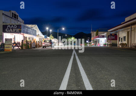 COLLINGWOOD, NEUSEELAND - 4. Oktober 2018; Hauptstraße mit doppelter Division weiße Linien in einer kleinen Stadt mit Gebäuden entlang der Straße. Stockfoto