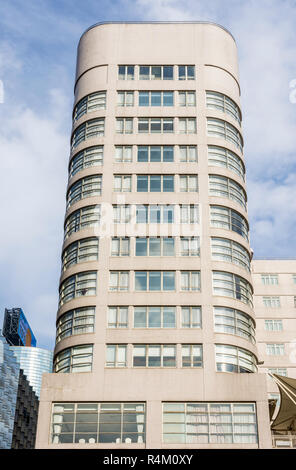 Seitenansicht der Salisbury Hong Kong YMCA-Gebäude in Tsim Sha Tsui, Kowloon, Hong Kong Stockfoto