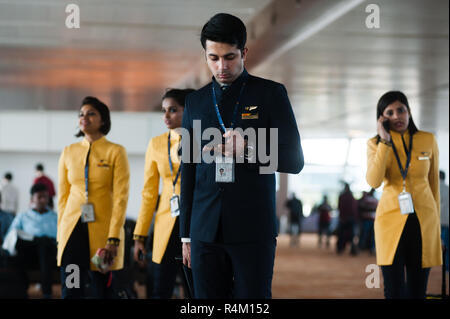 Foto von Jet Airways Team von Piloten und Stewardessen in die Flucht. Indien, Indira Gandi Delhi Flughafen - 7. Februar 2018. Stockfoto