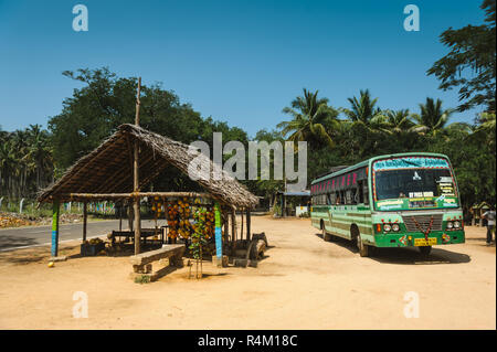 Indische Intercity Bus Stop mit goverment Transport am Parkplatz unter Palmen. 19. Februar 2018 Madurai, Indien Stockfoto