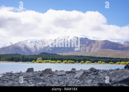 Einlass ruataniwha Vorland bei Ebbe mit Schnee auf die Berge in der Ferne unter dramaitc Wolken bei Collingwood, Tasman Bay in Neuseeland. Stockfoto