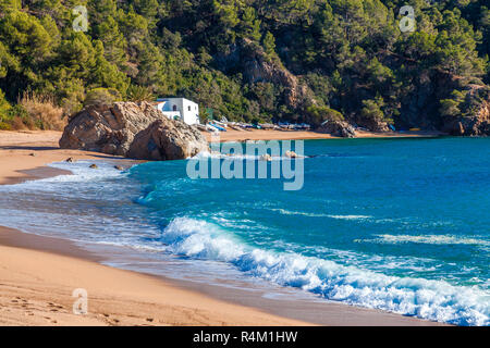 Costa Brava, Spanien. Fischerboote auf dem romantischen Strand von Cala Canyelles zwischen Lloret und Tossa. Stockfoto