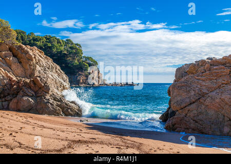 Costa Brava, Spanien. Strand von Cala Canyelles zwischen Lloret und Tossa. Stockfoto