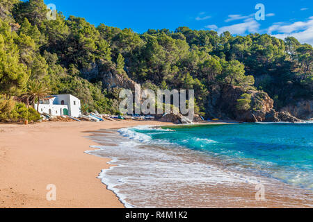 Costa Brava, Spanien. Strand von Cala Canyelles zwischen Lloret und Tossa. Stockfoto