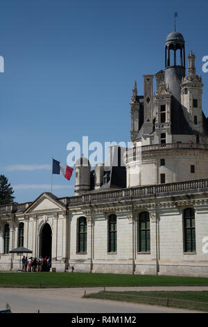 Chateau Chambord Eingang mit der Französischen Flagge auf der Oberseite. Stockfoto