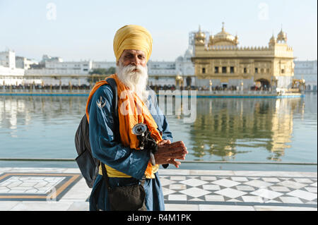 Alten indischen Sikh mans Porträt im Goldenen Tempel. 26. Februar 2018 Amritsar, Indien. Stockfoto