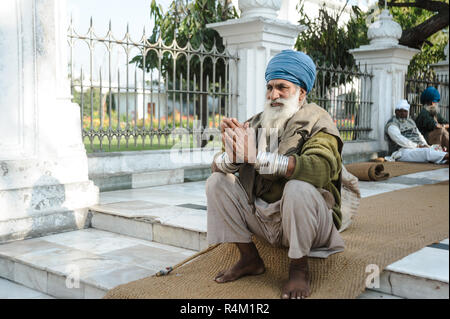 Alte indische Sikhs beten in der Umgebung Golden Temple. 26. Februar 2018 Amritsar, Indien. Stockfoto