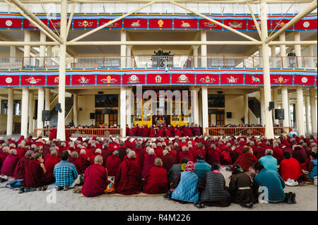 Große Gruppe von tibetisch-buddhistischen Mönchen ist auf das Erlernen der Meditation üben. 2. Februar 2018, Dharamsala, Indien Stockfoto