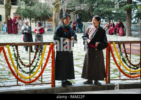 Zwei tibetischen womans in traditioneller Kleidung. 28. Februar 2018 Indien, Dharamsala. Stockfoto