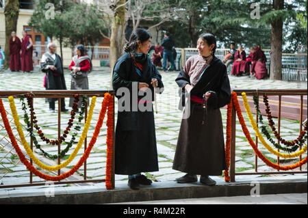 Zwei tibetischen womans in traditioneller Kleidung. 28. Februar 2018 Indien, Dharamsala. Stockfoto