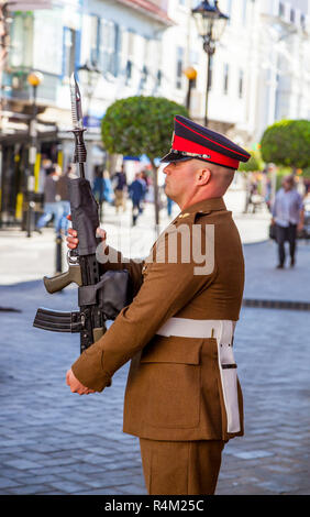 GIBRALTAR - November 16, 2017: Ein bewaffneter Soldaten präsentiert hir Arme vor der Gouverneure Haus oder Kloster in Gibraltar. Stockfoto