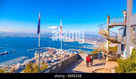 GIBRALTAR - 16. NOVEMBER 2017: Panoramablick von der Oberseite des Gibraltar Rock nach der Ankunft mit der Seilbahn. Stockfoto