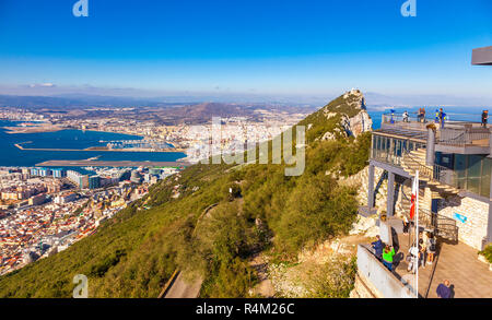 GIBRALTAR, BRITISCHES ÜBERSEEGEBIET - November 16, 2017: Blick über Gibraltar und das spanische Festland von der Aussichtsplattform auf der Spitze des Th Stockfoto
