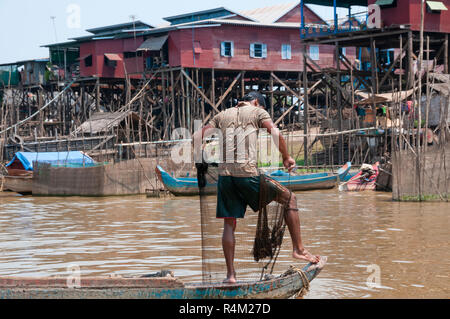 Fischer vor der Stelze Fischerdorf Häuser, die in der trockenen Jahreszeit, am Ufer der Mündung zum Tonle Sap See, Kambodscha gelegen Stockfoto