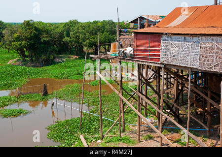 Stelze oder gestelzte Fischerdorf Häuser, die in der trockenen Jahreszeit, am Ufer der Mündung zum Tonle Sap See, Kambodscha gelegen Stockfoto